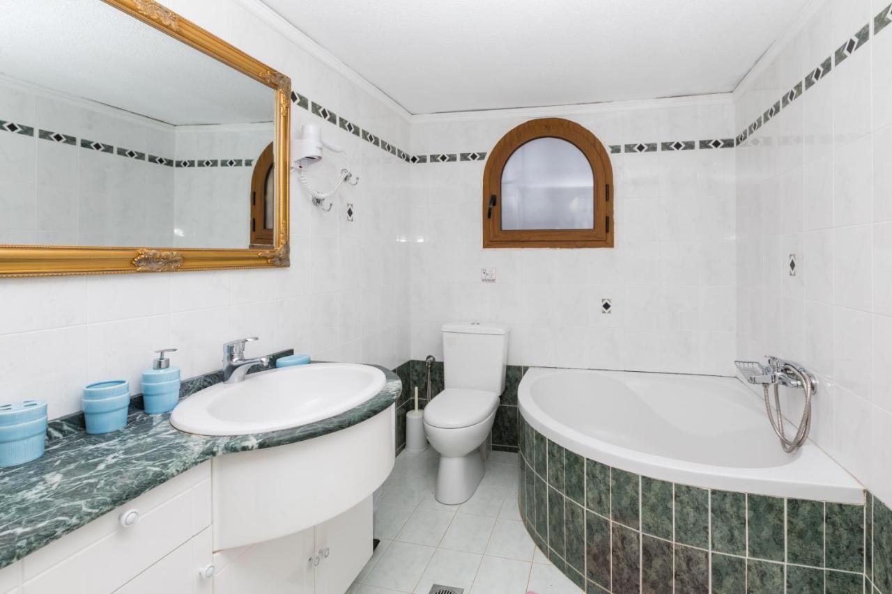 Beachfront Family Villa Katerina With Private Pool, Playground, Bbq & Amazing Sea Views! Petres  Zewnętrze zdjęcie