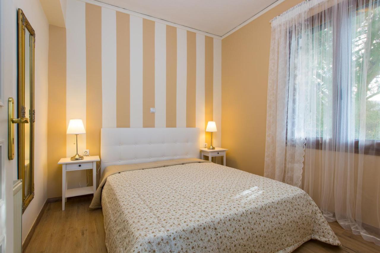 Beachfront Family Villa Katerina With Private Pool, Playground, Bbq & Amazing Sea Views! Petres  Zewnętrze zdjęcie