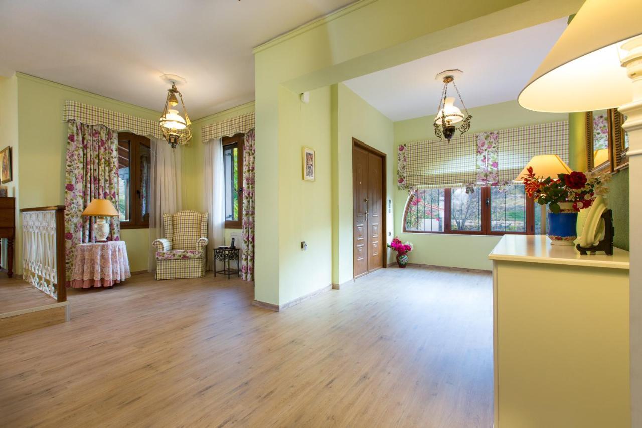 Beachfront Family Villa Katerina With Private Pool, Playground, Bbq & Amazing Sea Views! Petres  Zewnętrze zdjęcie