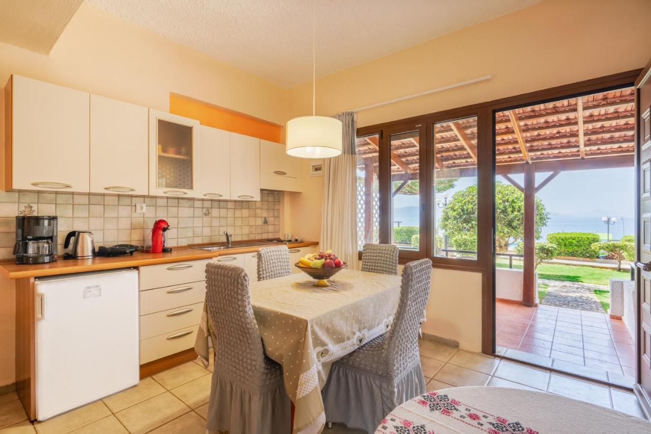 Beachfront Family Villa Katerina With Private Pool, Playground, Bbq & Amazing Sea Views! Petres  Zewnętrze zdjęcie