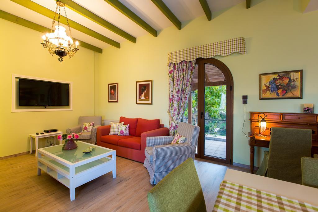 Beachfront Family Villa Katerina With Private Pool, Playground, Bbq & Amazing Sea Views! Petres  Zewnętrze zdjęcie