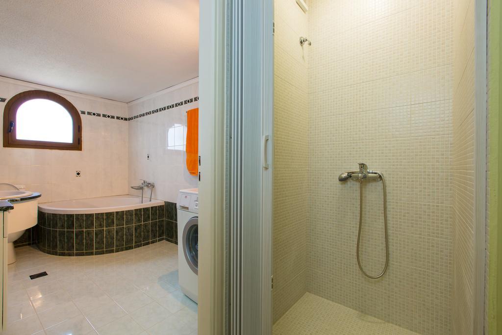 Beachfront Family Villa Katerina With Private Pool, Playground, Bbq & Amazing Sea Views! Petres  Zewnętrze zdjęcie